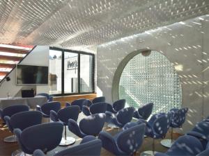 una habitación con un montón de sillas y un espejo en Vander Urbani Resort - a Member of Design Hotels, en Liubliana