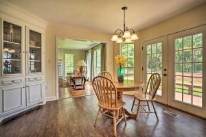 Galería fotográfica de Pet-Friendly Suburban Escape with Deck and Grill! en Wando