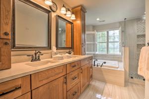 Un baño de Pet-Friendly Suburban Escape with Deck and Grill! 17 fotos más