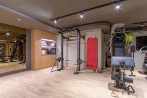 Zimmer mit einem Fitnessraum mit Snowboard und anderen Geräten in der Unterkunft The Central City - Luxury ApartHotel in Luxemburg (Stadt)