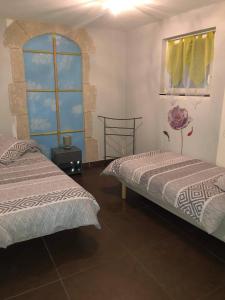 Saint-Laurent-en-Royans的住宿－OKAMI DU VERCORS，一间卧室设有两张床和窗户。