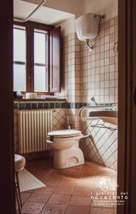 e bagno con servizi igienici e vasca. di giardini del Novecento a Lamezia Terme