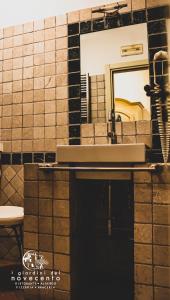 ラメーツィア・テルメにあるgiardini del Novecentoのバスルーム(洗面台、鏡付)