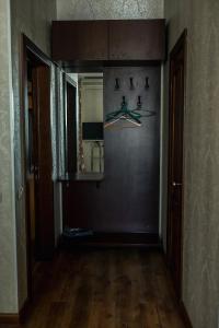 Habitación vacía con pasillo con espejo y puerta en Mini-Hotel Razgulyay, en Riazán