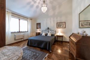 1 dormitorio con 1 cama y vestidor en Villa dei Gelsomini, Residenza nel verde, en Viterbo