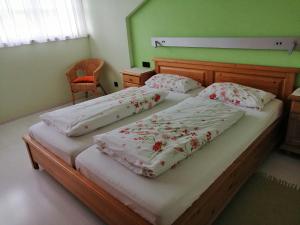 2 camas individuales en un dormitorio con paredes verdes en Ferienhaus Scholz, en Rieden