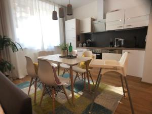 a kitchen and dining room with a table and chairs at AM City Apartment 24h Self-Check-In, Free Parking, U-Bahn 350m, Netflix in Nuremberg