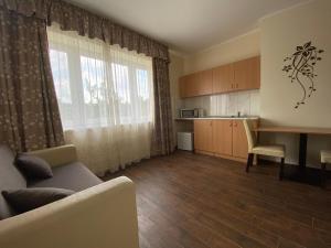 Kuchyňa alebo kuchynka v ubytovaní Sástó Hotel