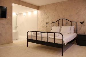 Tempat tidur dalam kamar di Luxury apartments Free Parking
