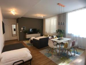 uma sala de estar com um sofá e uma mesa em AM City Apartment 24h Self-Check-In, Free Parking, U-Bahn 350m, Netflix em Nurembergue