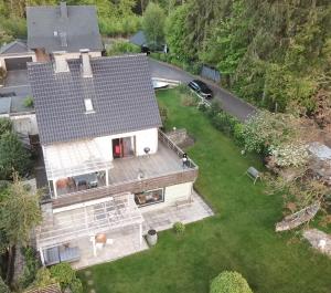 eine Luftansicht eines Hauses mit Hof in der Unterkunft Ferienhaus Dell in Möhnesee