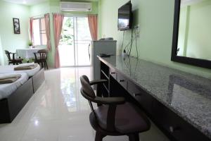 eine Küche mit einer Theke und einem Stuhl in einem Zimmer in der Unterkunft แสนสุขอพาร์ทเมนท์ in Bangsaen