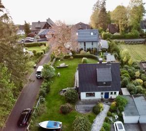 eine Luftansicht eines Hauses mit Solardach in der Unterkunft Ferienhaus Dell in Möhnesee