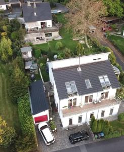 eine Luftansicht eines Hauses mit Dach in der Unterkunft Ferienhaus Dell in Möhnesee