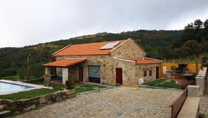 uma villa com uma piscina e uma casa em Casa Entre-Palheiros e Casa do Canastro em Montalegre