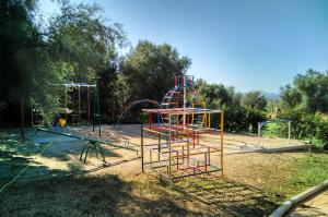 Plac zabaw dla dzieci w obiekcie Finca Son Sureda Agroturismo