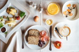 ein weißer Tisch mit Tellern voller Essen darauf in der Unterkunft Corso am Graben in Bruneck