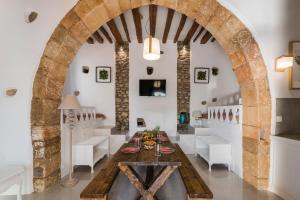 a dining room with a table and chairs and an archway at Casa Blue in Gennadi