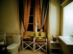 Koupelna v ubytování Les chambres d'hôtes du Manoir de Roz-Maria + 37 fotografií