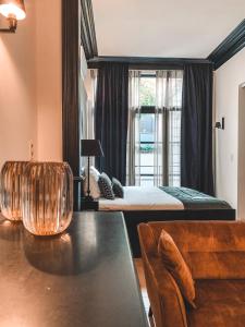 安特衛普的住宿－B in Antwerp，客房设有一张床和一张沙发桌子