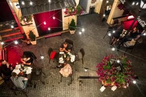 einen Blick über die Leute, die in einem Restaurant an Tischen sitzen in der Unterkunft Hotel Diament Plaza Gliwice in Gliwice