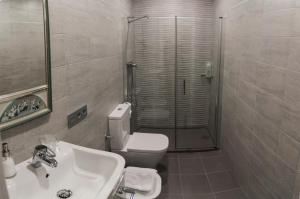 uma casa de banho com um WC, um lavatório e um chuveiro em SEVITUR Seville Comfort Apartments em Sevilha