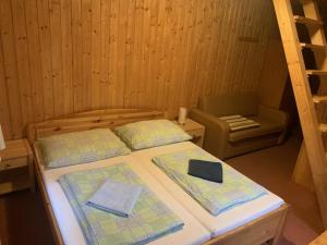 Tempat tidur dalam kamar di Kamenný Mlýn