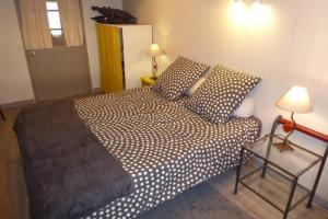 ein Schlafzimmer mit einem Bett und einem Sofa darin in der Unterkunft Le coeur du Lys in Chissey-lès-Mâcon