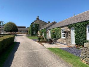 a stone house with a pathway leading to a yard at Mount Pleasant Cottages in Richmond