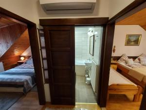 Posteľ alebo postele v izbe v ubytovaní Apartman Őri