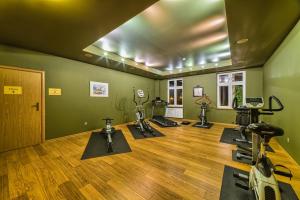 Fitness center at/o fitness facilities sa Hotel BERLINER
