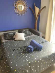 uma cama com uma toalha azul em Cosy Studio Balcon Tennis Swiminng Pool em Cavaillon