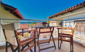 a table and chairs on a balcony with a view at Villa Maria in Sarti