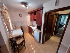 Kuchyňa alebo kuchynka v ubytovaní Apartman Őri