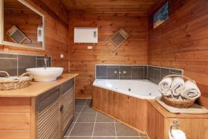 Koupelna v ubytování Mole Creek Cabins + 37 fotografií