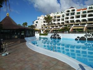 コスタ・デル・シレンチオにあるSur Costa del Silencio Heated poolのホテル正面の大型スイミングプール