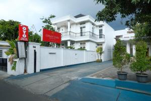 a white building with a sign in front of it at OYO Capital O 514 Omah Pari Boutique Hotel in Yogyakarta