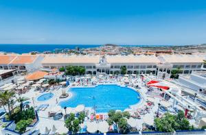 eine Aussicht über den Pool in einem Resort in der Unterkunft Hollywood Mirage - Excel Hotels & Resorts in Los Cristianos