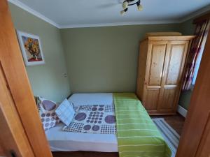 Posteľ alebo postele v izbe v ubytovaní Apartman Őri