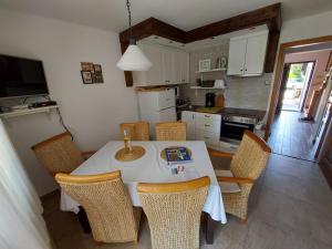 Kuchyňa alebo kuchynka v ubytovaní Apartman Őri