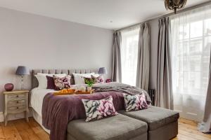 Katil atau katil-katil dalam bilik di Luxury Mansion Townhouse with Private Cinema