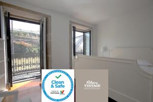 un panneau indiquant une chambre propre et sûre avec une fenêtre dans l'établissement RVA - Gustave Eiffel Apartments, à Porto