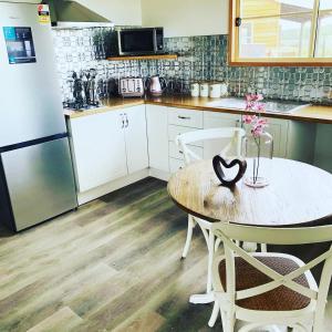 A kitchen or kitchenette at Bukirk Glamping & Tiny Houses