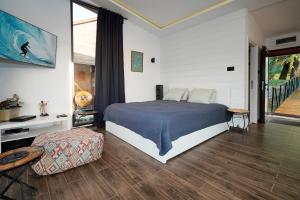 ein Schlafzimmer mit einem Bett und einem großen Fenster in der Unterkunft Beach House Belgrade in Belgrad