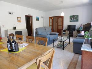 een woonkamer met een tafel en een blauwe bank bij Finca Floretta in Canillas de Albaida