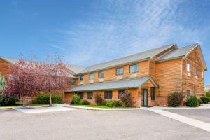 un gran edificio de ladrillo con techo de gambrel en Inn at Lander, Travelodge by Wyndham, en Lander