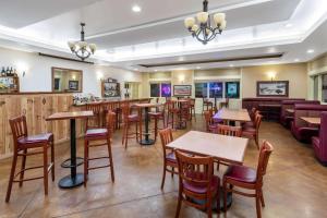 Restavracija oz. druge možnosti za prehrano v nastanitvi Inn at Lander, Travelodge by Wyndham