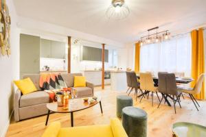 ein Wohnzimmer mit einem Sofa und einem Tisch in der Unterkunft Luxueux Duplex 6 - 8pers - Full Equipped - République in Paris