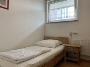 Un pat sau paturi într-o cameră la Haus-am-Deich-Wohnung-2