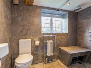 Et badeværelse på Secluded Mansion Retreat - Expansive Private Oasis - Pass the Keys + 27 billeder